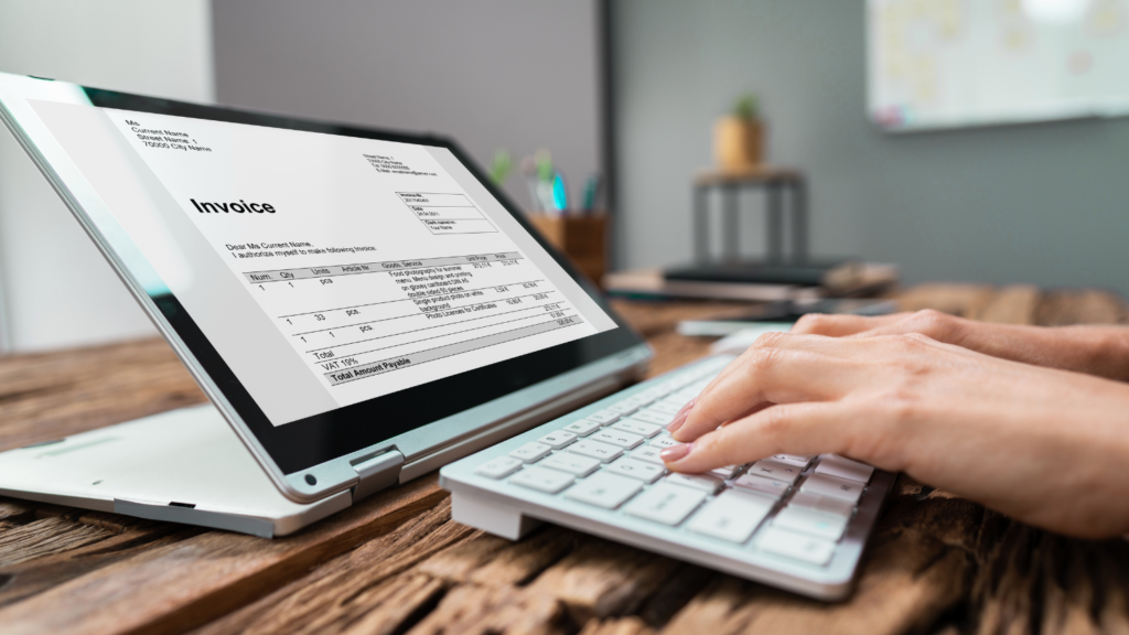 co to jest KSeF – wystawianie faktury elektronicznej na laptopie w systemie e-faktur